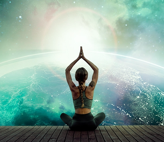 Kobieta praktykująca jogę na tle kuli ziemskiej i słońca, symbolizująca holistyczne podejście do zdrowia całego organizmu
