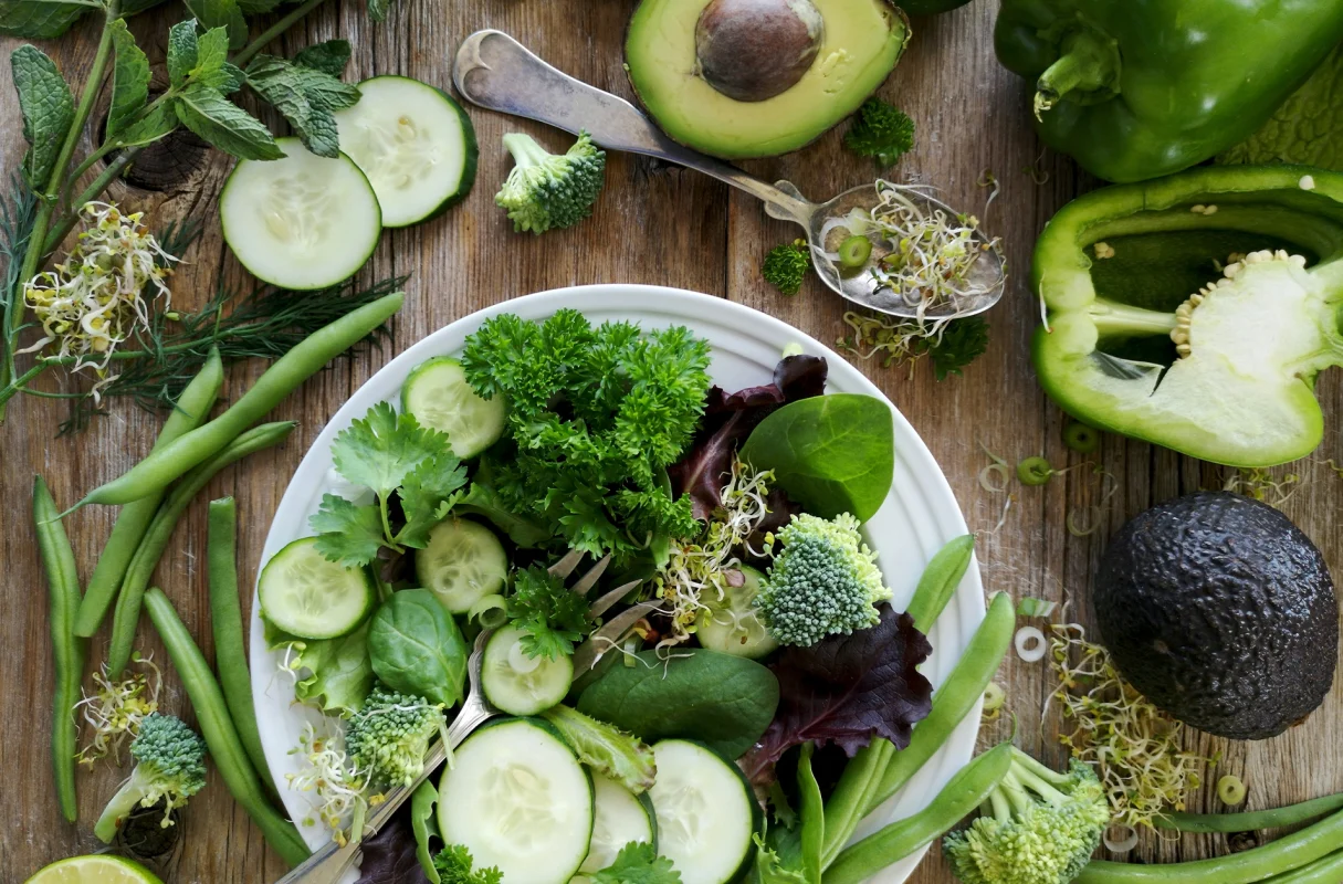 Kompozycja zielonych warzyw, awokado i kiełków jako element diety wspierającej układ odpornościowy w walce z alergią