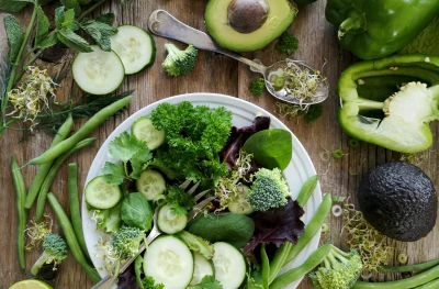 Kompozycja zielonych warzyw, awokado i kiełków jako element diety wspierającej układ odpornościowy w walce z alergią